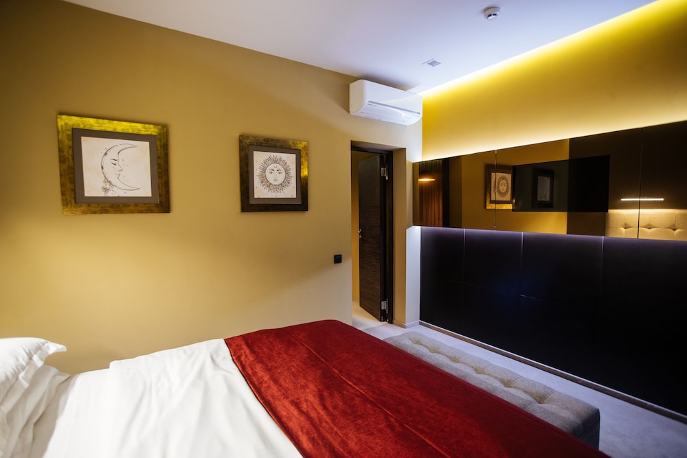 Luxury Suite, 1 King Bed, Jetted Tub photo 3