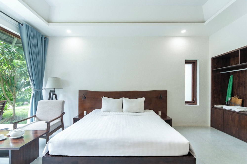 Exclusive Bungalow, 1 King Bed, Garden View photo 3