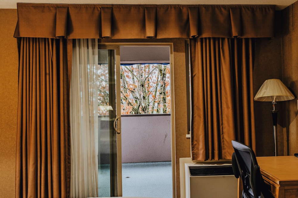 Suite, 1 King Bed, Non Smoking, Balcony - Photo 9