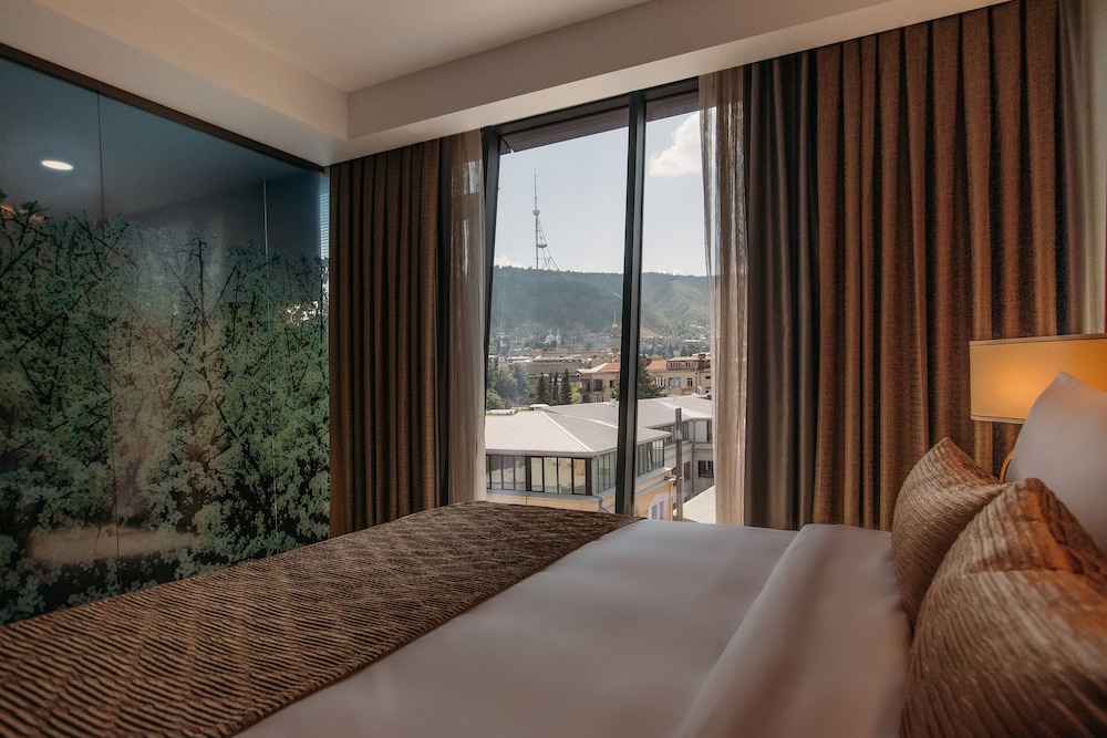 Deluxe Room, Bathtub, Mountain View