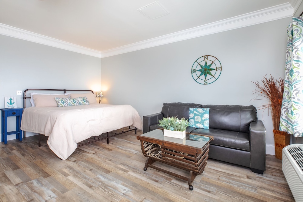 Deluxe Studio Suite, 1 King Bed with Sofa bed, Non Smoking, Ocean View photo 2