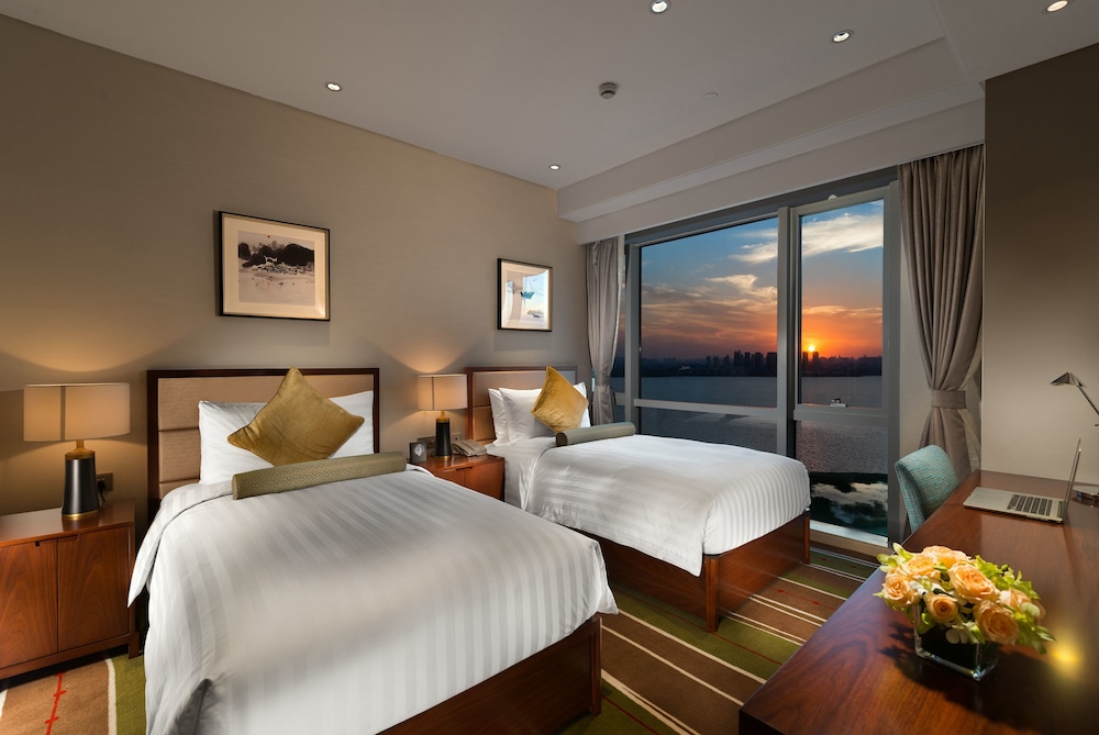 Luxury Apartment, 2 Bedrooms, Partial Lake View photo 2
