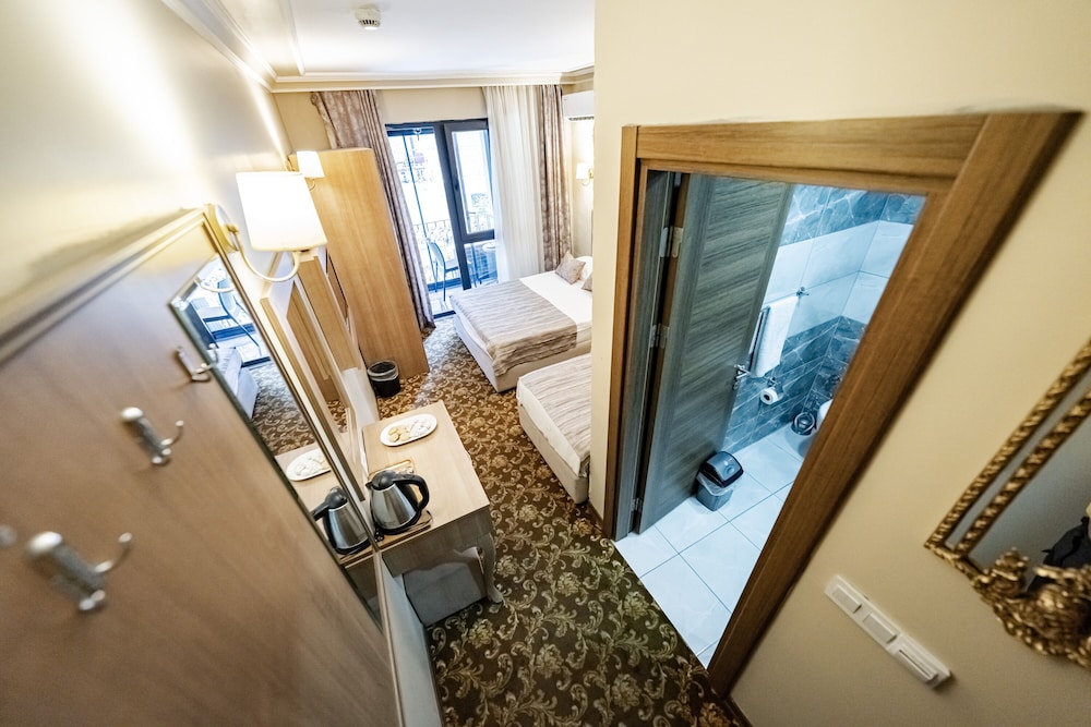 Standard Room with City View and French Balcony (Twin Bed) - Photo 3