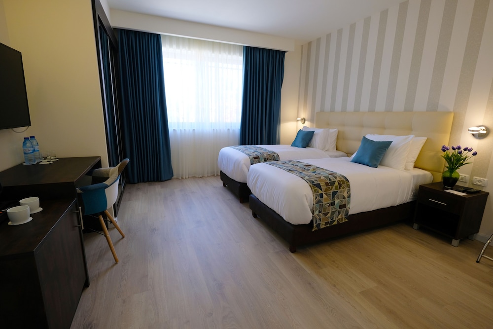 Premium Twin Room, Roll-in Shower, Patio photo 1