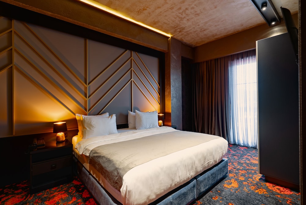 Family Suite, 1 King Bed, City View photo 2