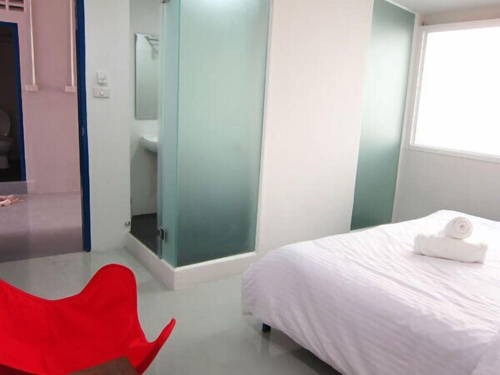 Double Bed en-suit photo 2