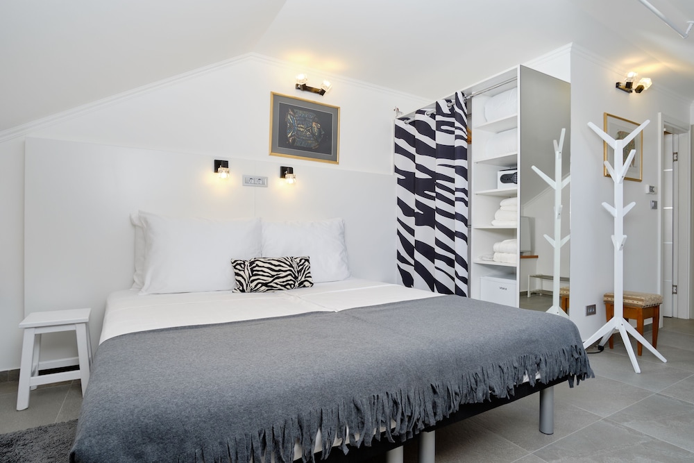Standard Double or Twin Room - Photo 5