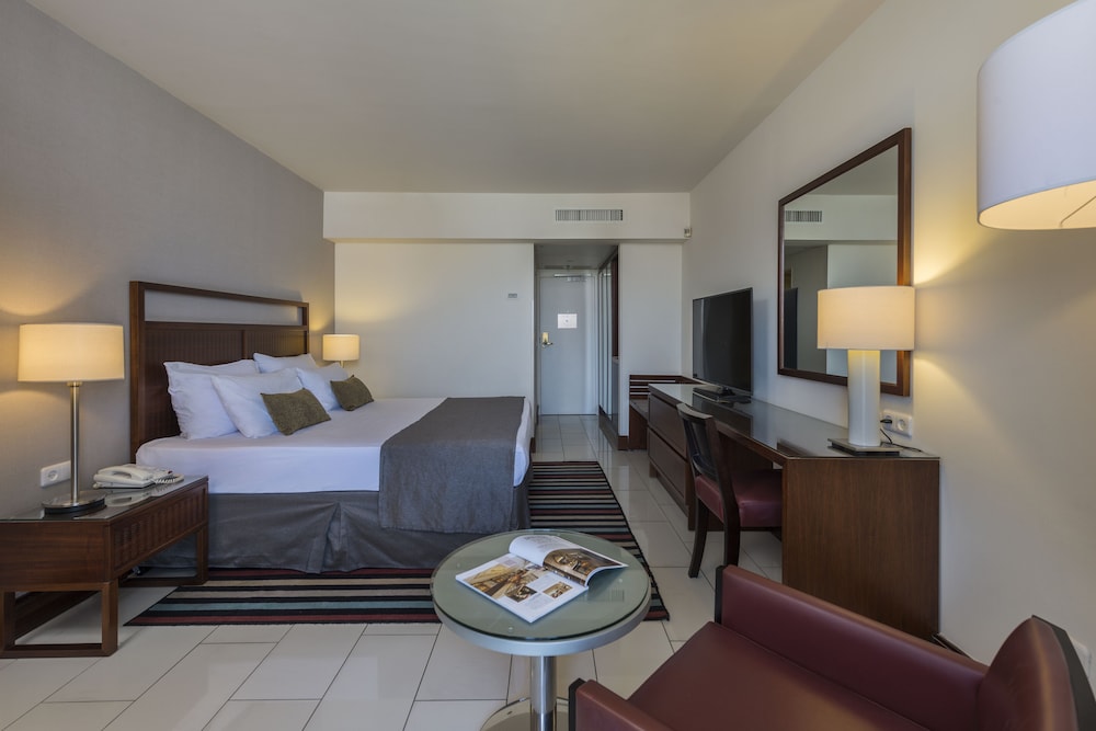 Room, Pool View