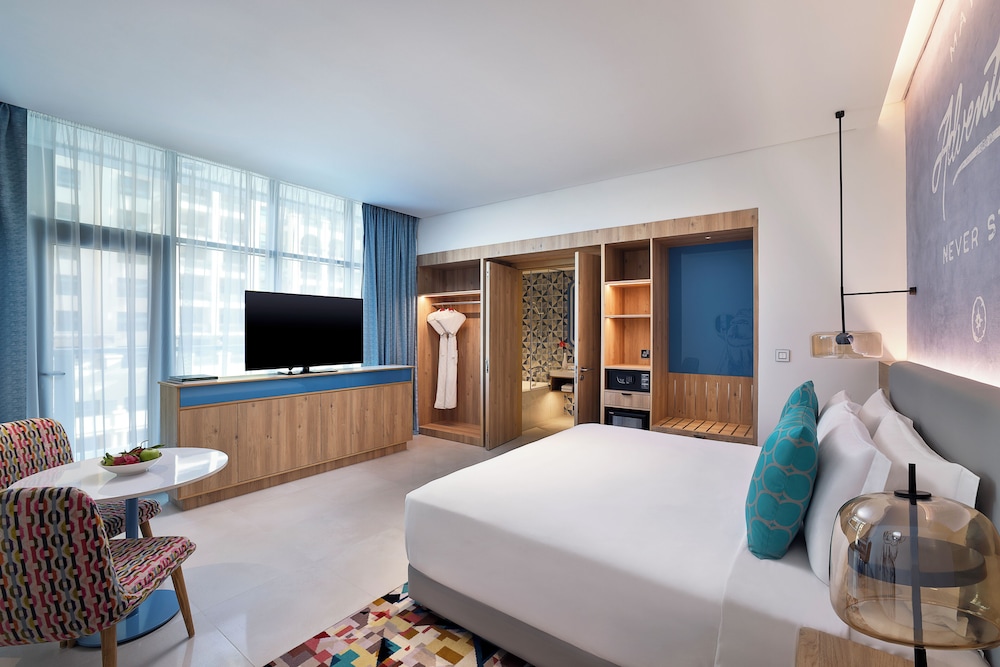 Deluxe Family Room with Balcony, Beach & Rooftop Infinity Pool Access, Shuttle to Mall Of Emirates photo 3