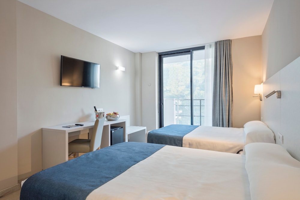 Standard Room (2 adults + 2 children) - Photo 6