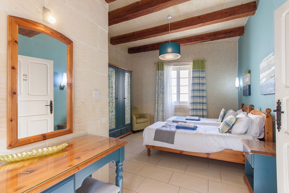Family House, Multiple Bedrooms (Twilight Gozitan Farmhouse With Pool)
