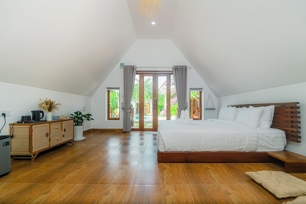 Deluxe Double Room, 1 King Bed, Balcony, Garden View