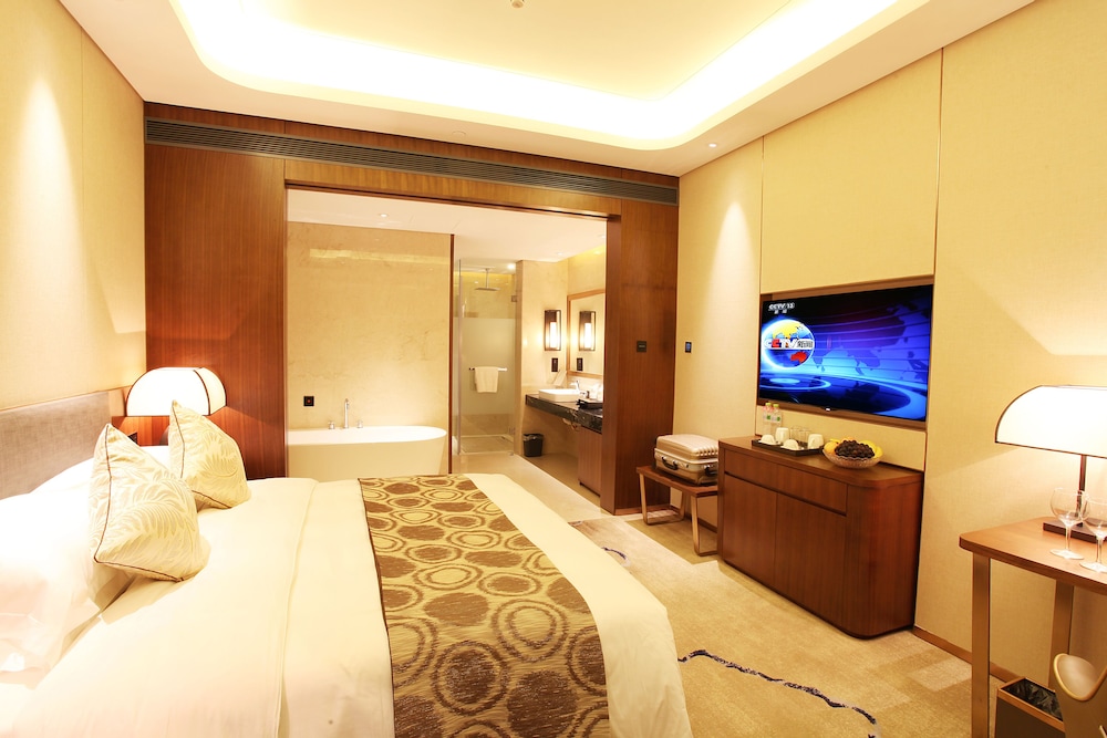 Business Room, 1 King Bed, Smoking photo 3