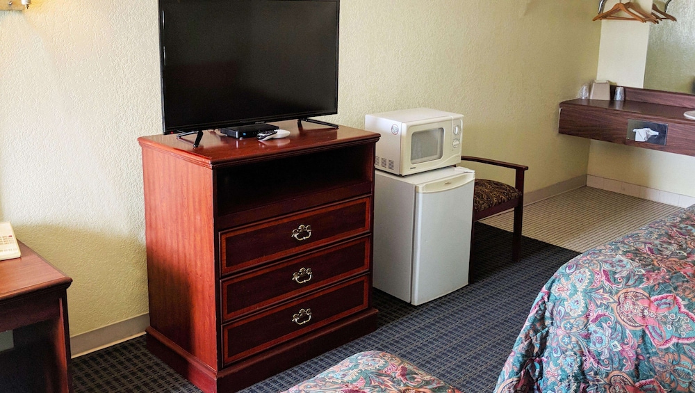 Room, 2 Queen Beds, Smoking photo 3