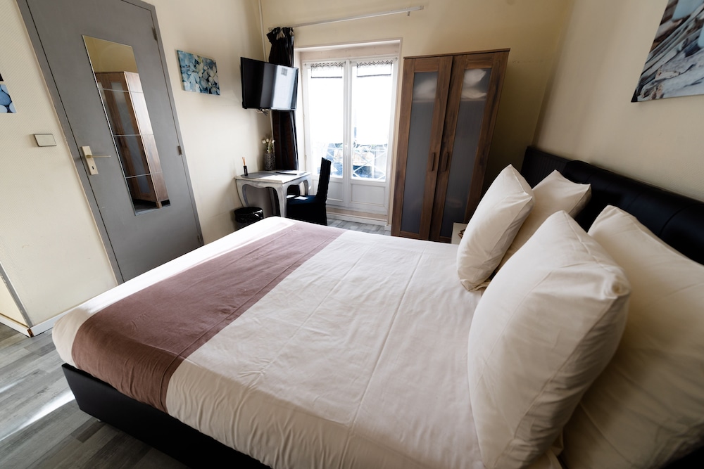 Comfort Room, 1 Queen Bed, Courtyard View