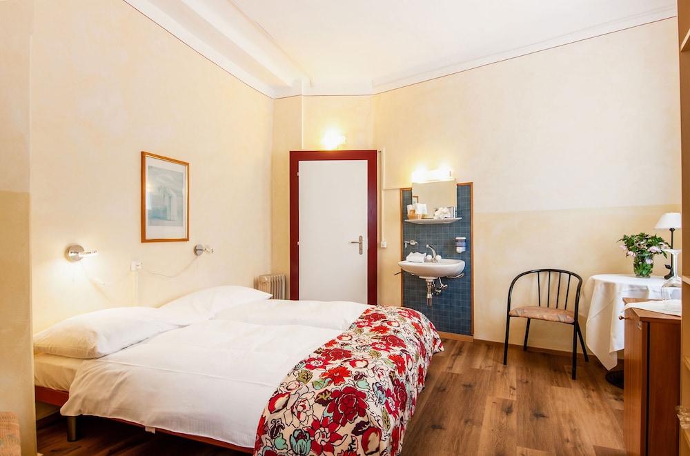 Economy six-bed room with shared bathroom photo 3