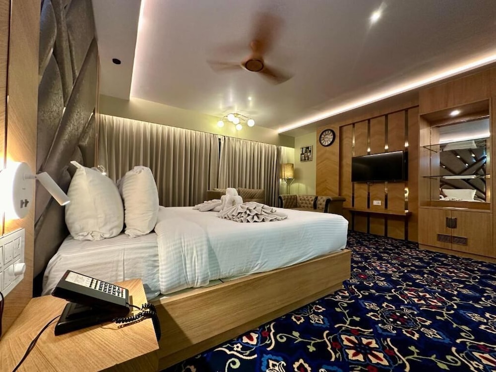 Deluxe Double Room Single Use, City View