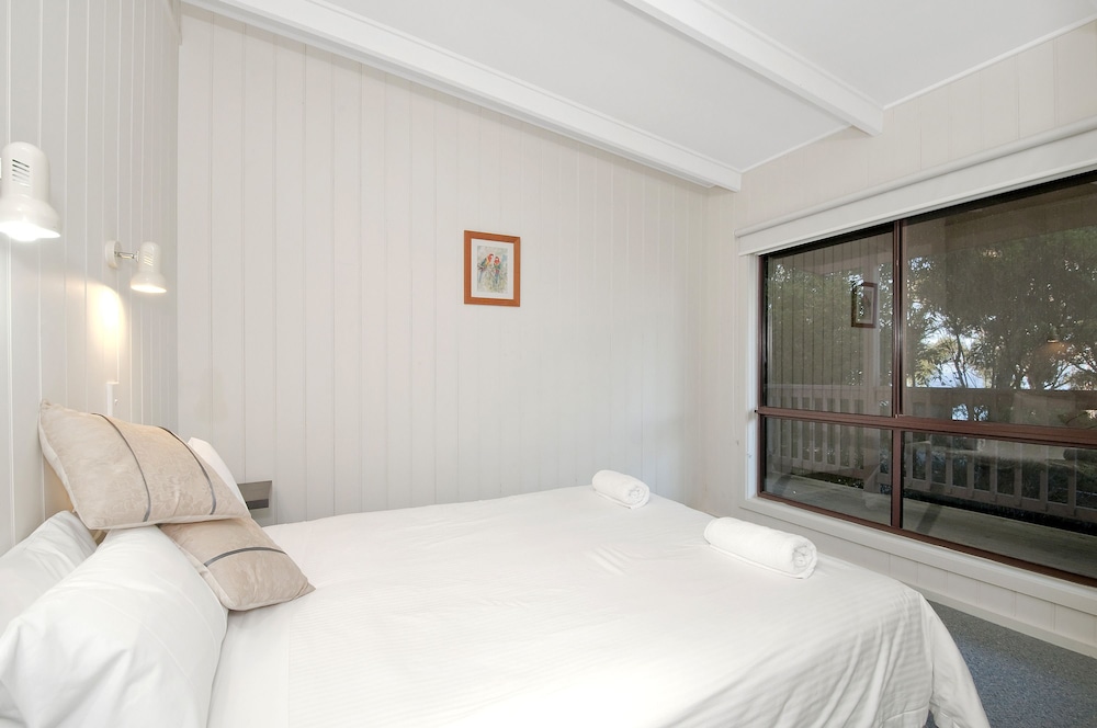 Standard Two Bedroom Apartment - Apollo View photo 3