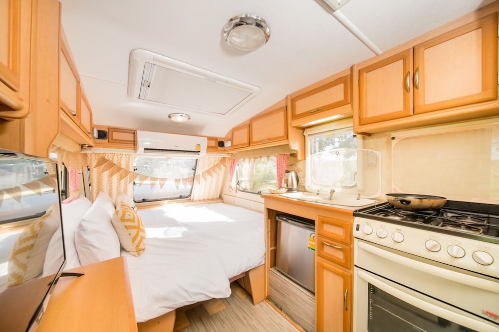 Campervan for 2 adults and 2 children - Photo 18