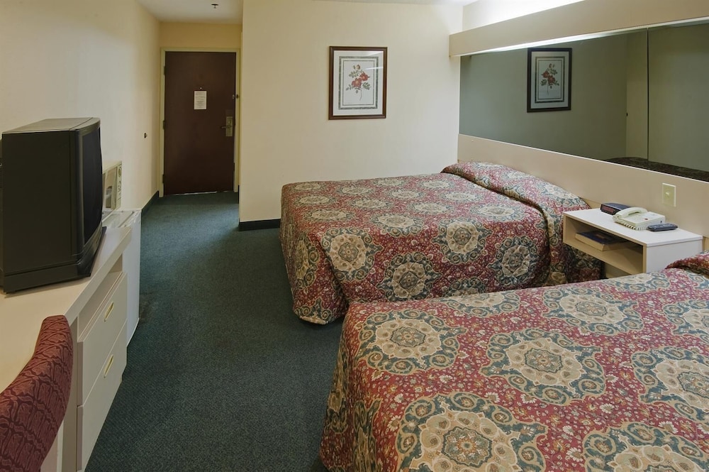 Room, 2 Queen Beds - Photo 1