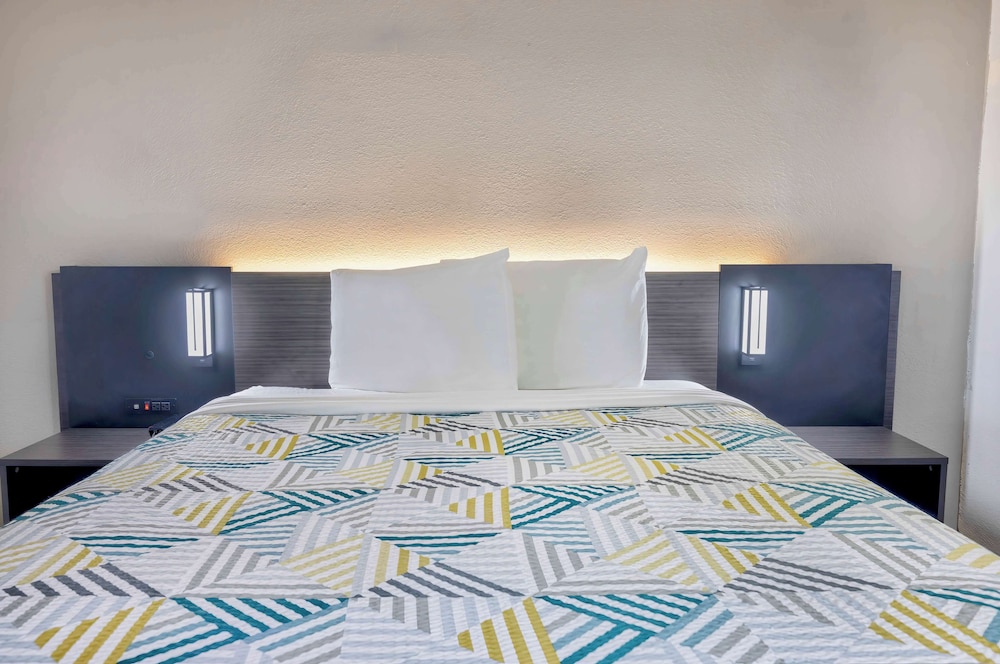 Deluxe Room, 1 Queen Bed, Non Smoking, Refrigerator & Microwave photo 2