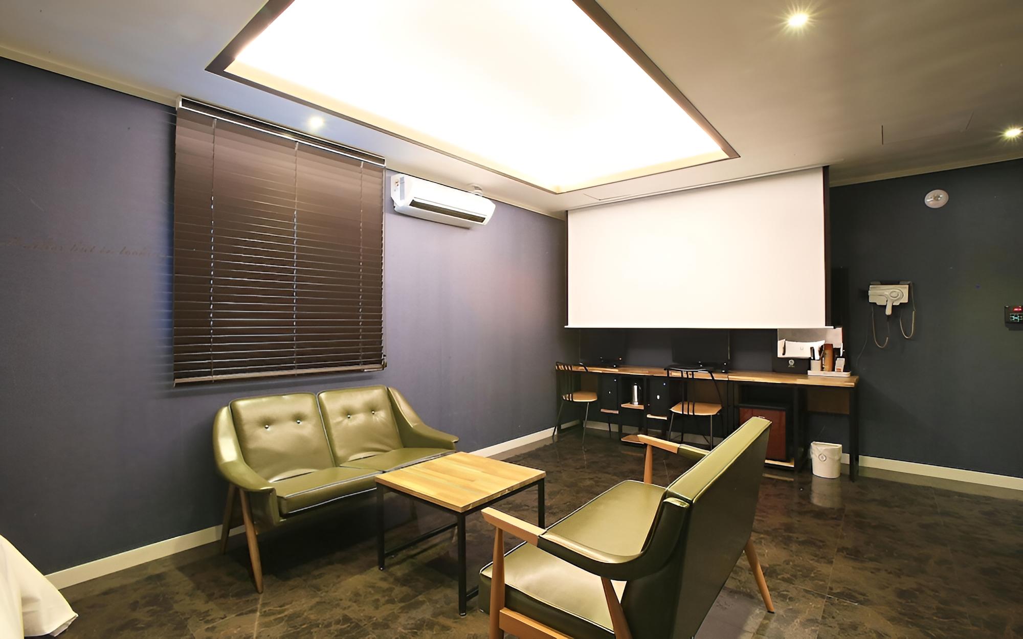 Room (VIP Cinema A (Netflix Wave Disney+ av) - Photo 8