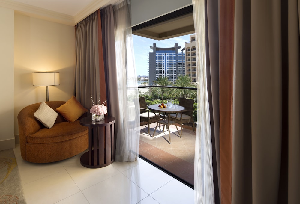 Fairmont Heritage Room, 1 King Bed, Partial Sea View