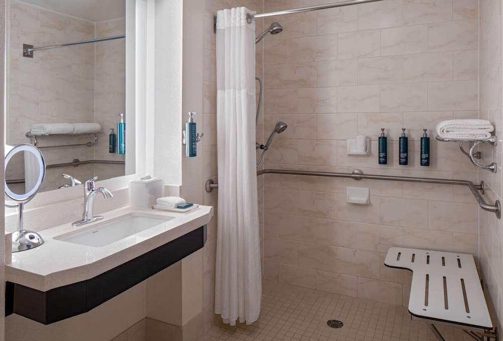 Room, 2 Queen Beds, Accessible (Roll-In Shower) - Photo 5