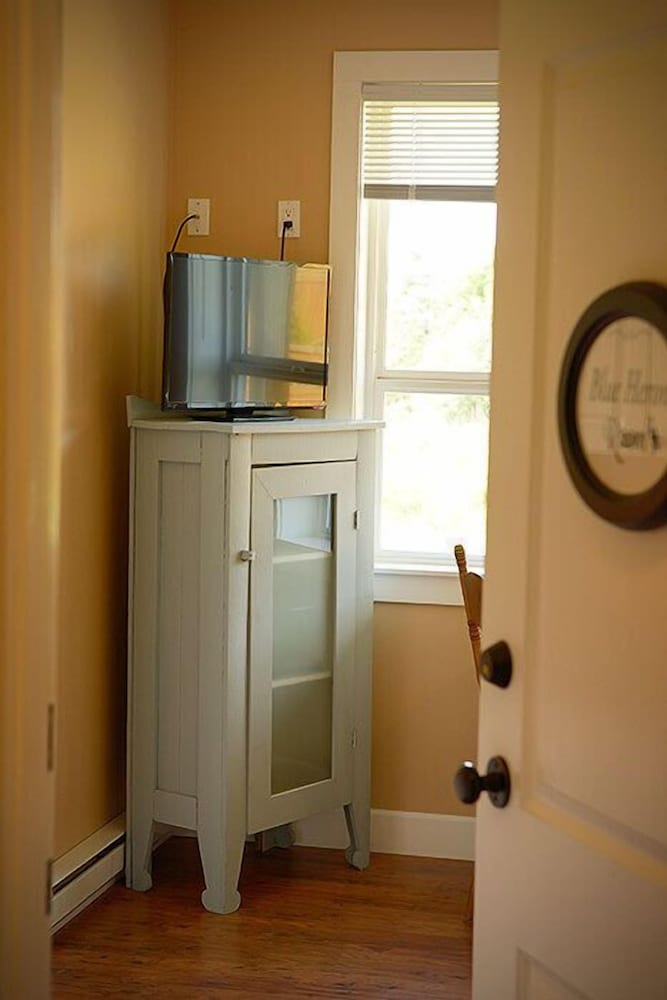 Deluxe Suite, 1 Queen Bed, Garden Area photo 2