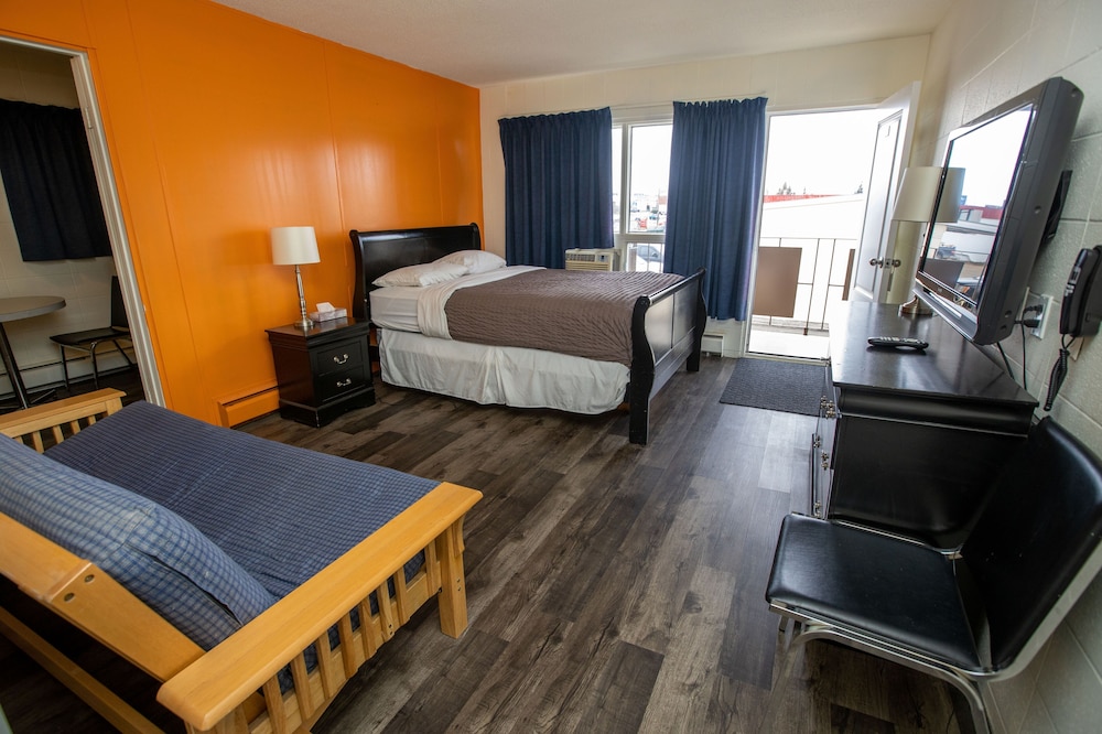 Room, 1 Queen Bed with Sofa bed, Kitchenette photo 2