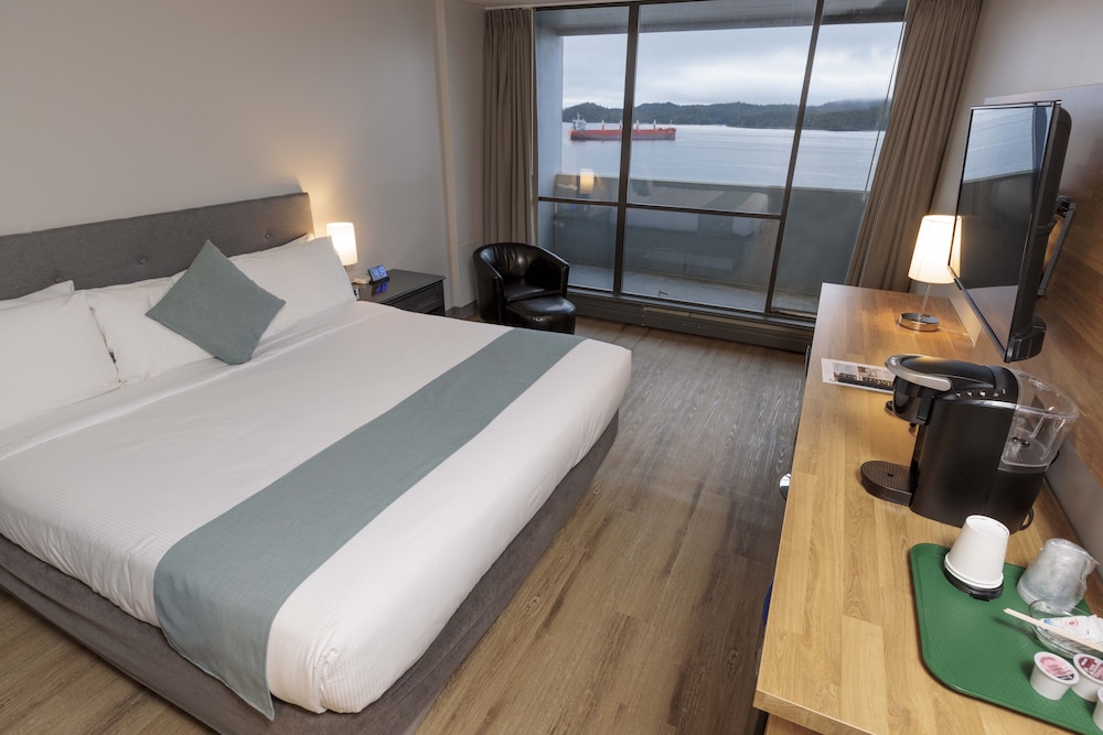 Standard Room, 1 King Bed, Balcony, Partial Ocean View - Photo 7