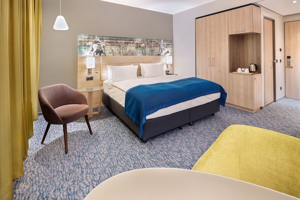 Junior Suite, 1 King Bed, Garden View (Living Room)