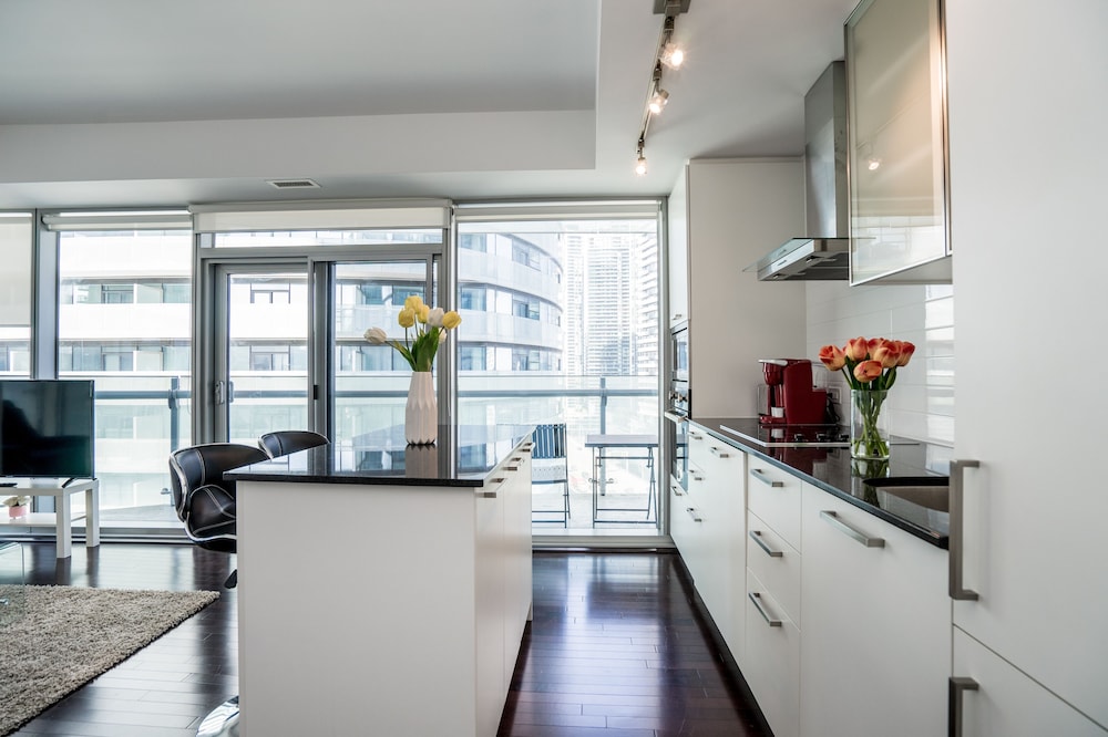 Aaira Suites at 65 Bremner Blvd, Foto 16