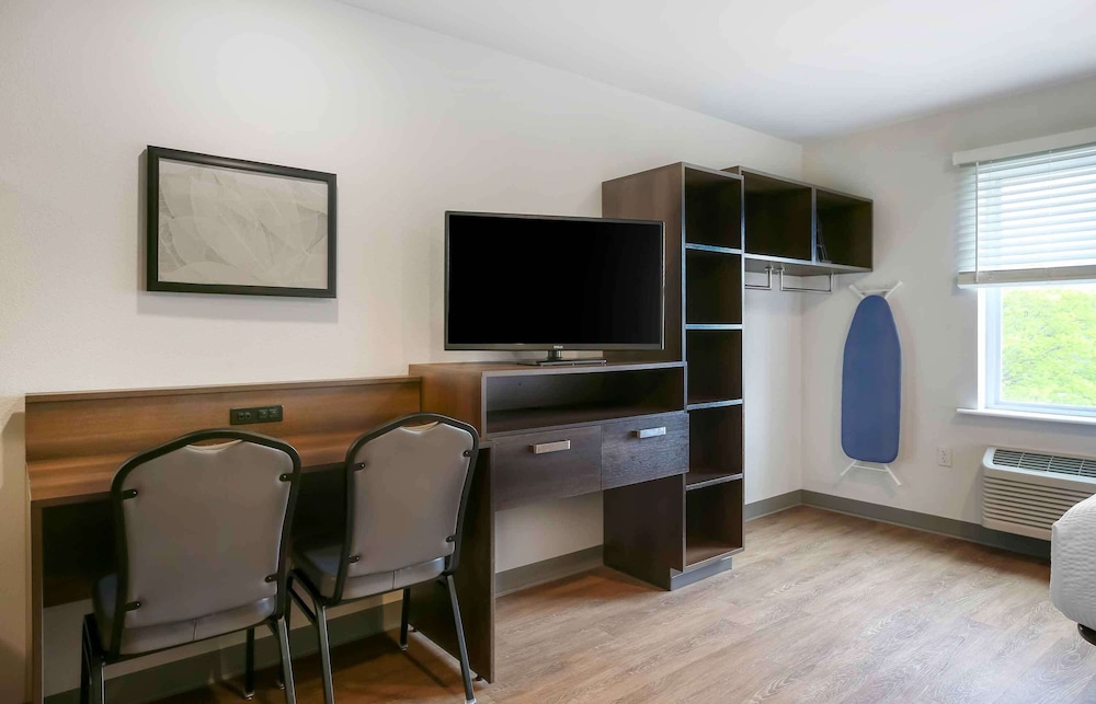Deluxe Studio, 1 Queen Bed with Sofa bed, Non Smoking, Refrigerator & Microwave photo 3