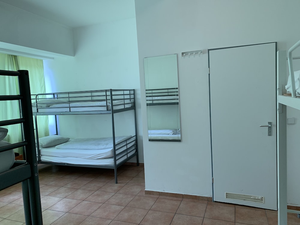 Room, Non Smoking (6 Beds) photo 2