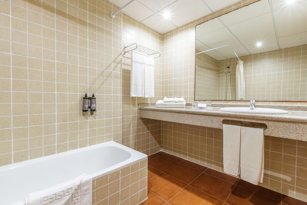 2 bedroom apartment (3 adults + 1 child) photo 2