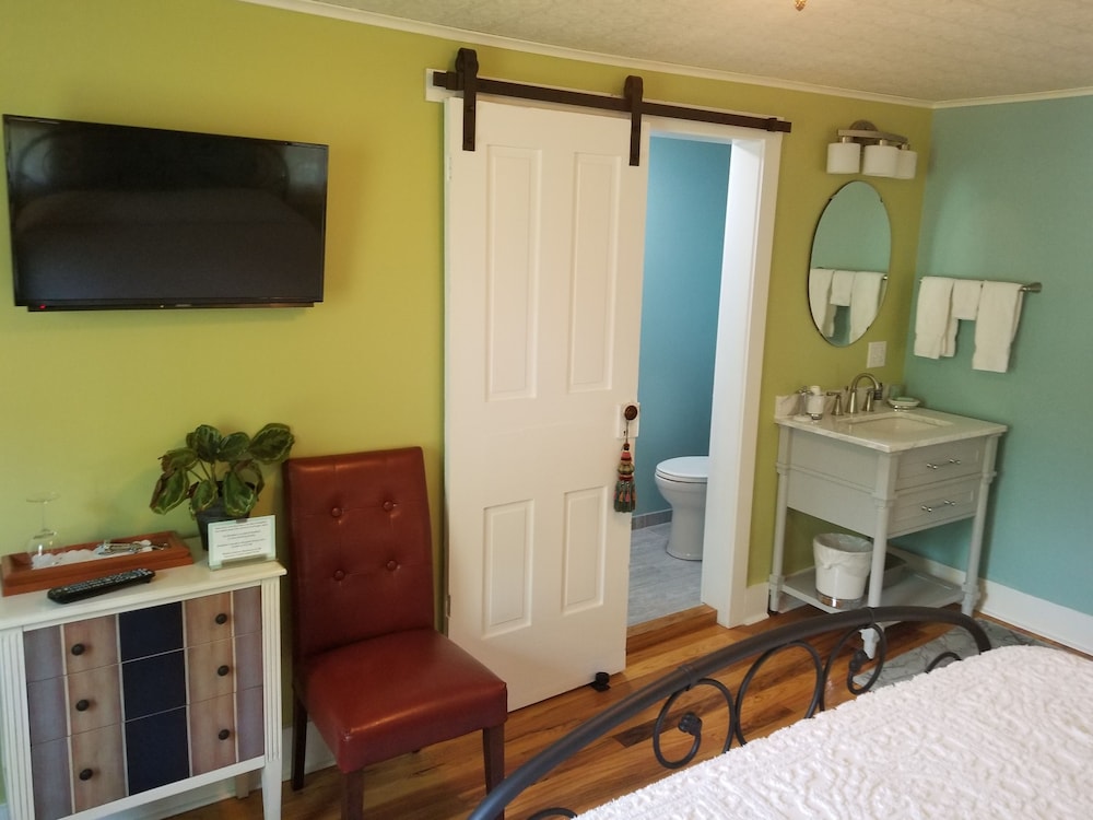 Guest Room 2 / Queen Bed Room with a Private Bath photo 2