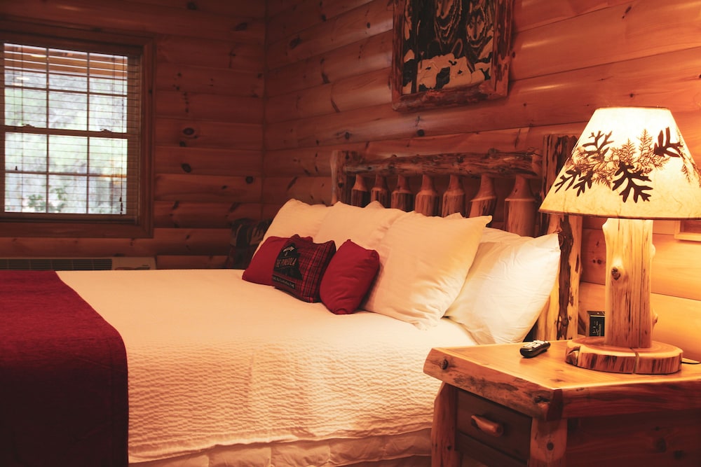 Honeymoon Cabin, 1 King Bed photo 2