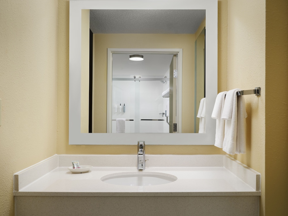 Suite, 2 Double Beds (Mobility/Hearing Access, Roll-In Shwr) - Photo 5