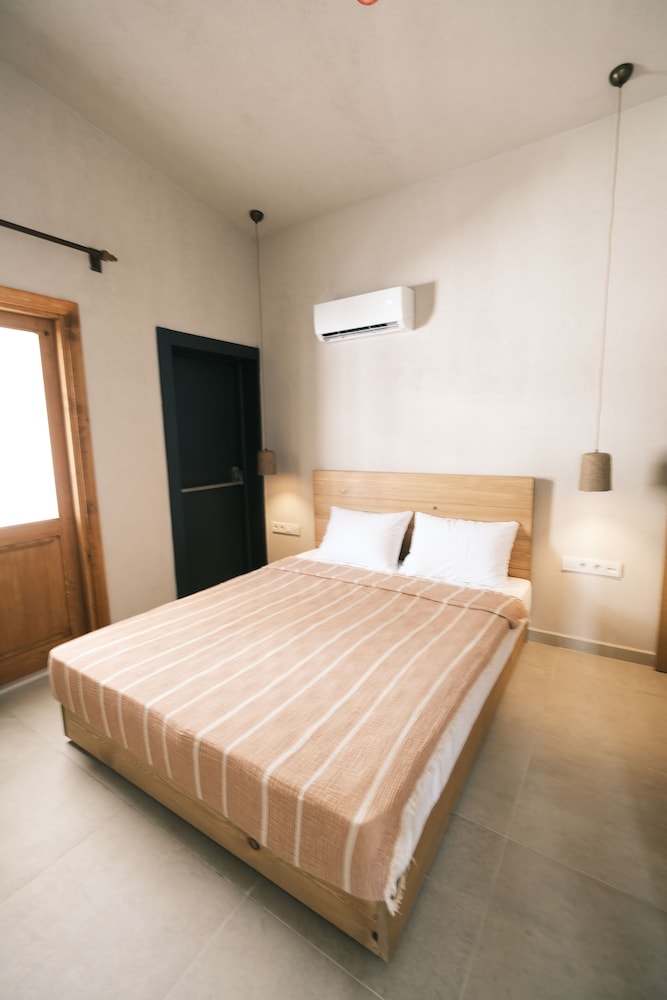 Superior Suite, Multiple Beds, Bathtub - Photo 8