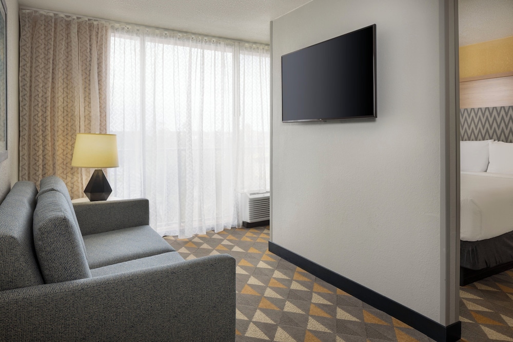Suite, 1 Queen Bed thumbnail 6