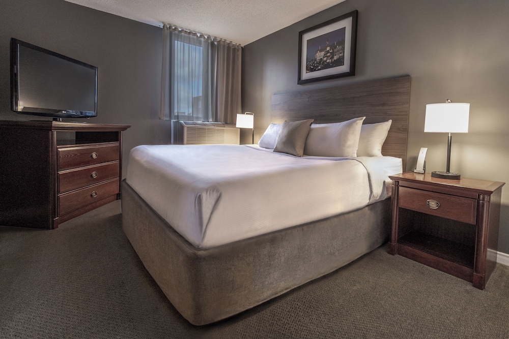One Queen Bedroom Suite - Photo 1