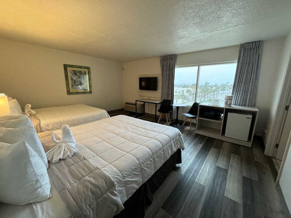 City Room, 2 Queen Beds, City View - Photo 1