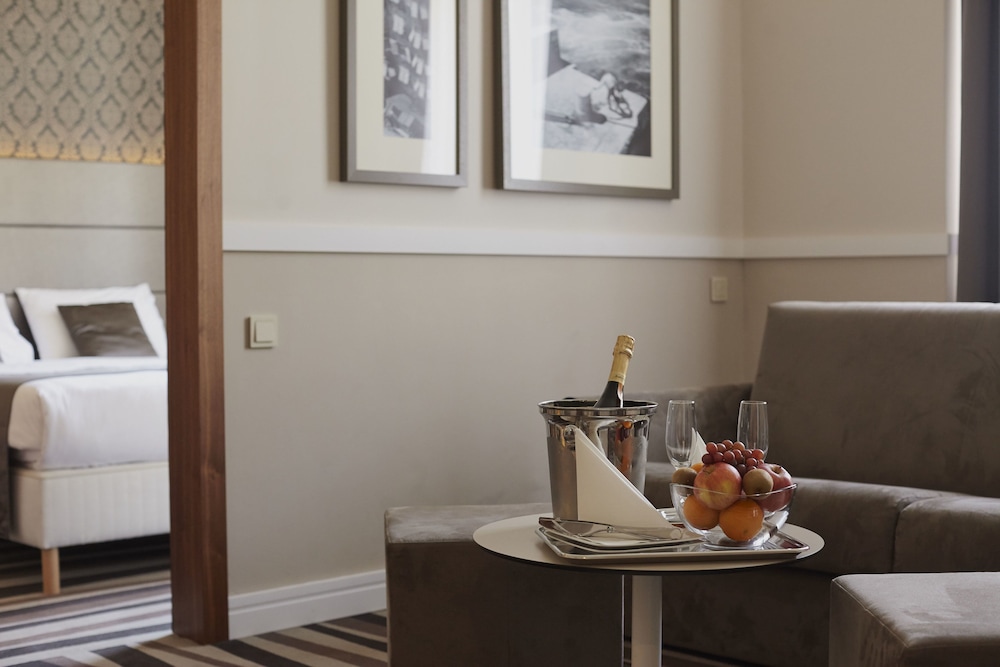 Suite, 2 Bedrooms, City View - Photo 8