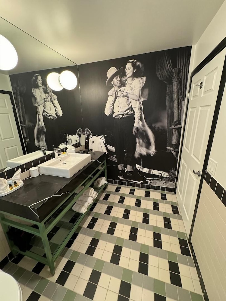 Standard Room, 2 Queen Beds thumbnail 5