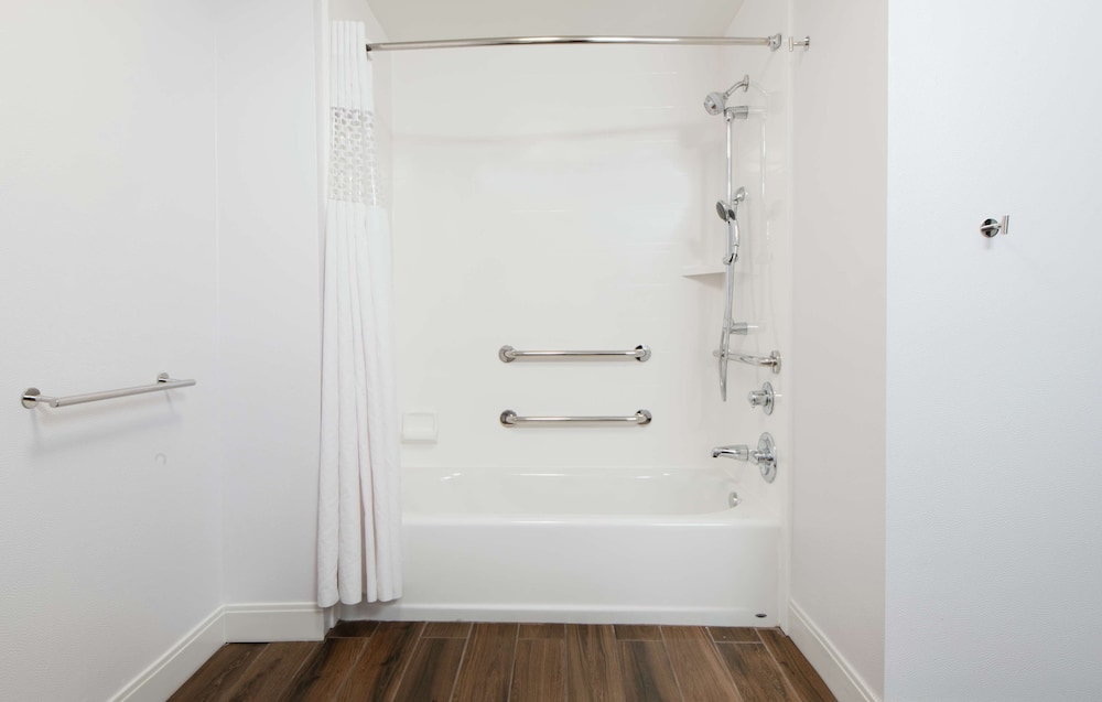 Room, 2 Queen Beds, Accessible, Corner (Mobility, Bathtub) - Photo 7