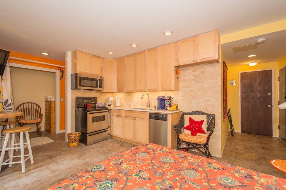 Studio, 1 Queen Bed, Kitchen, Garden Area photo 2