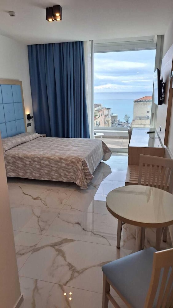 Deluxe Room - Photo 1
