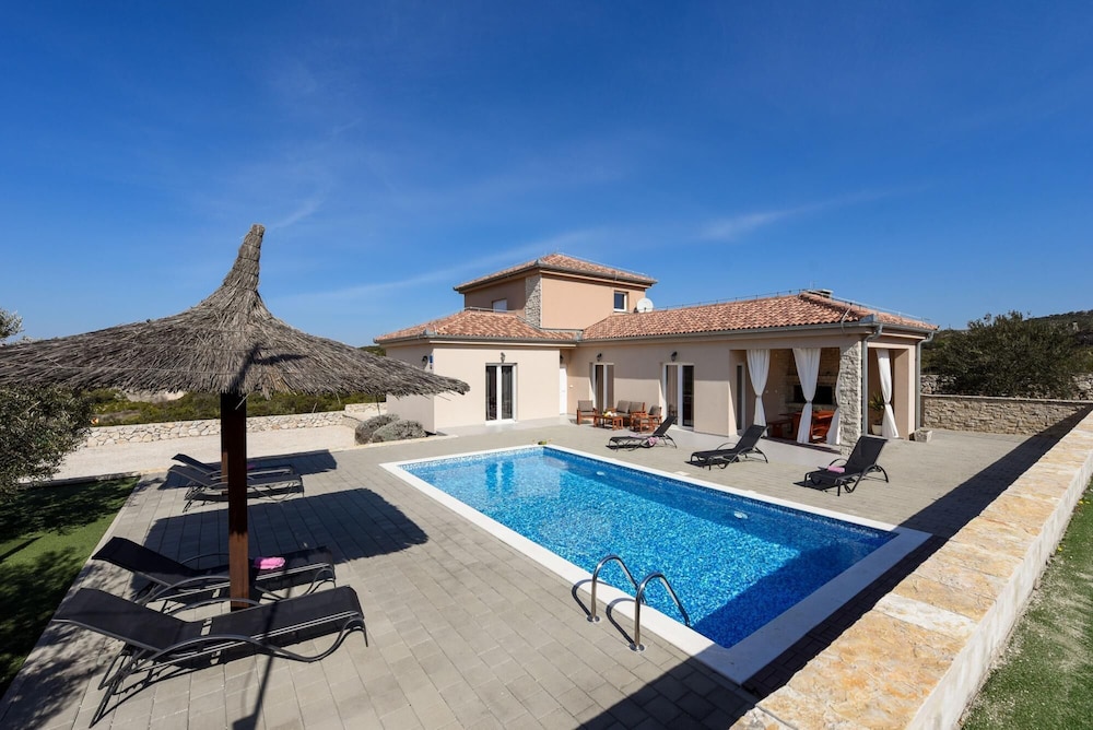 Villa photo 3
