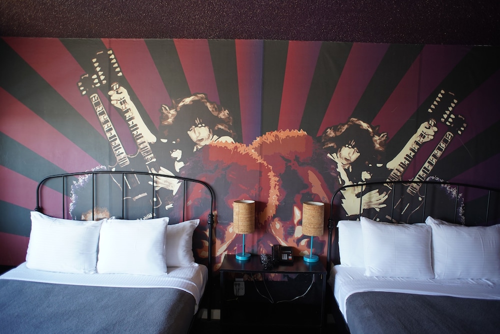 Room 3, 2 Queen Beds photo 2